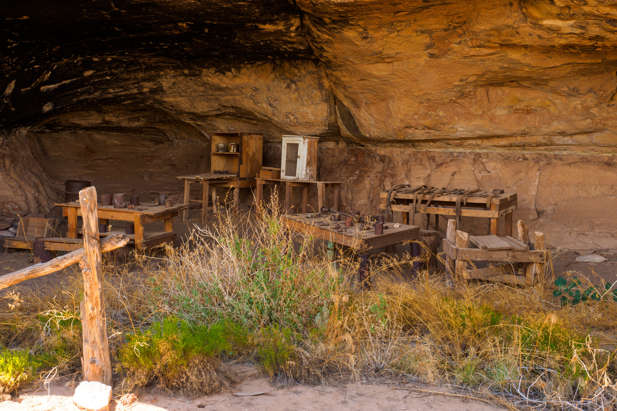 Canyonlands Nationalpark - Cave Spring - ehemalige Behausung von Goldgräbern und Siedlern unter einem Felsvorsprung