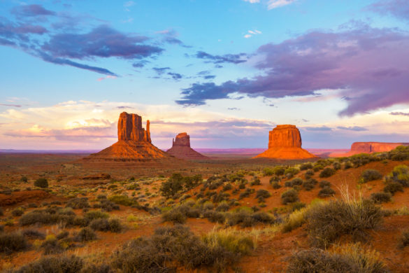 Monument Valley - Die drei berühmten Tafelberge im Abendlicht