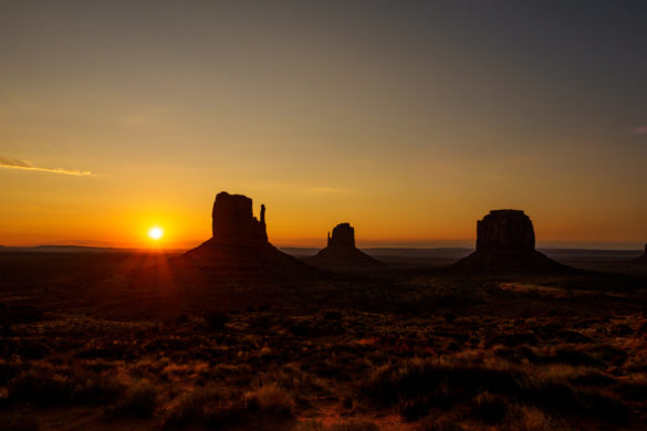 Monument Valley - Die drei berühmten Tafelberge im Morgenlicht